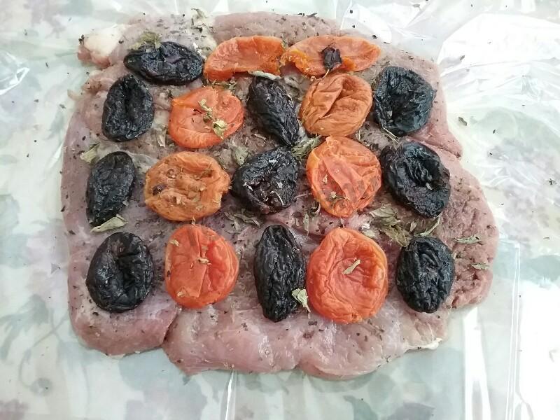 Шаг 3 приготовления Рулет из филе индейки с черносливом и курагой