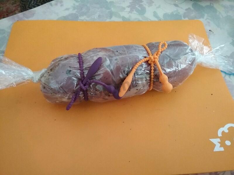 Шаг 4 приготовления Рулет из филе индейки с черносливом и курагой