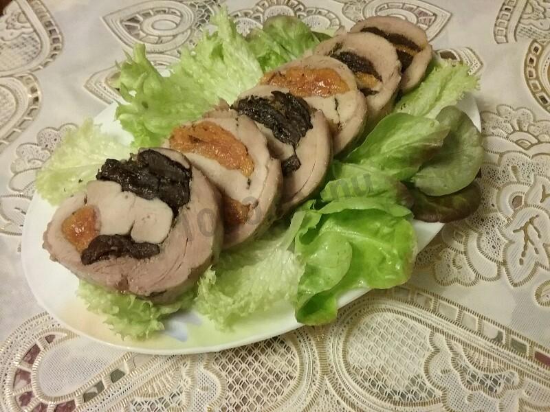 Шаг 7 приготовления Рулет из филе индейки с черносливом и курагой
