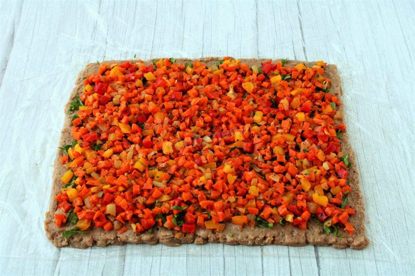 Шаг 15 приготовления Рыбный рулет в духовке с сыром и овощами