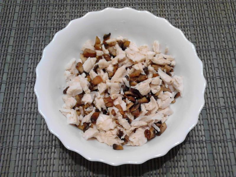 Шаг 12 приготовления Блинный торт с грибами и курицей