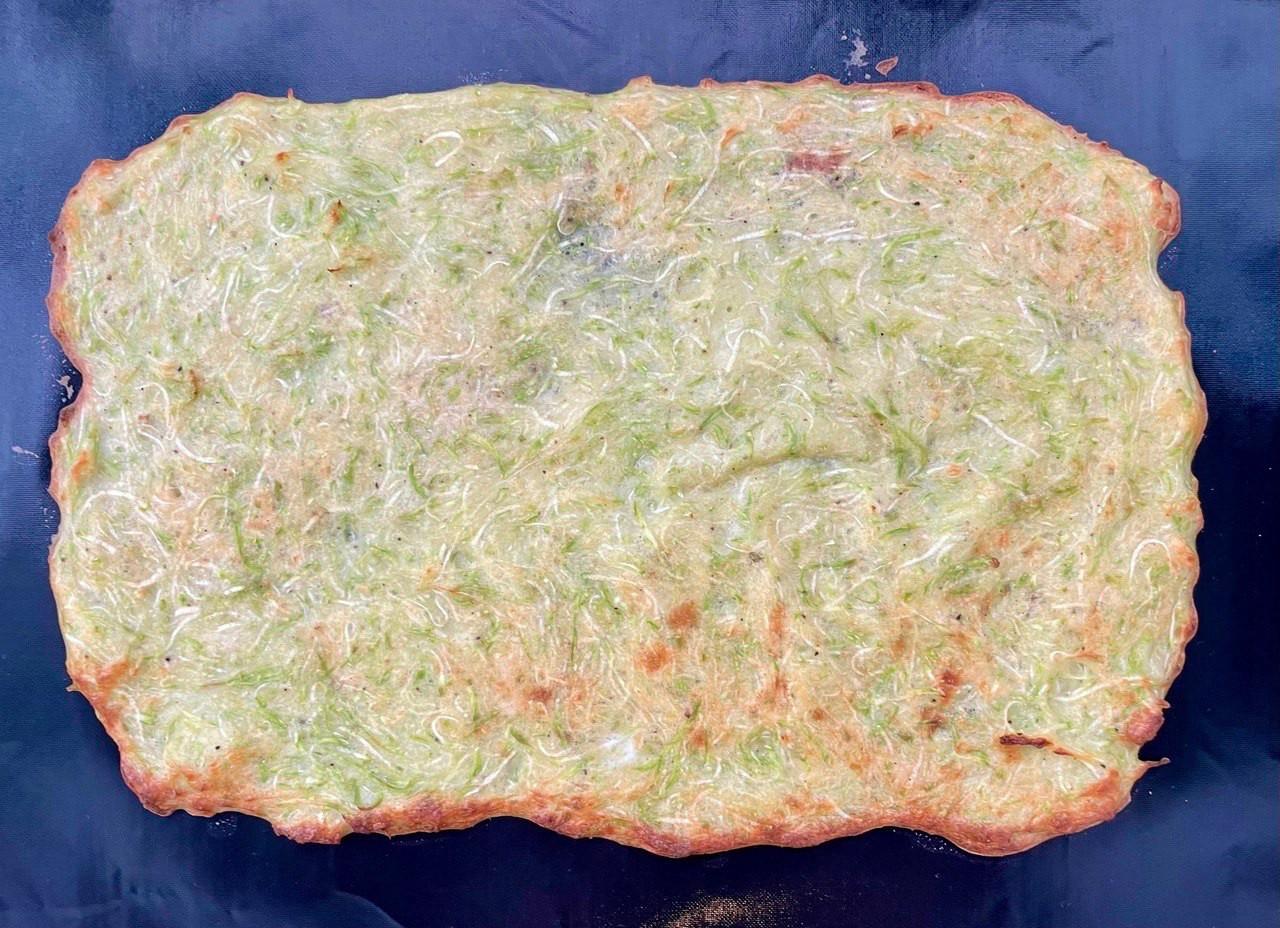 Шаг 7 приготовления Роллы из кабачков с творожным сыром и красной рыбой