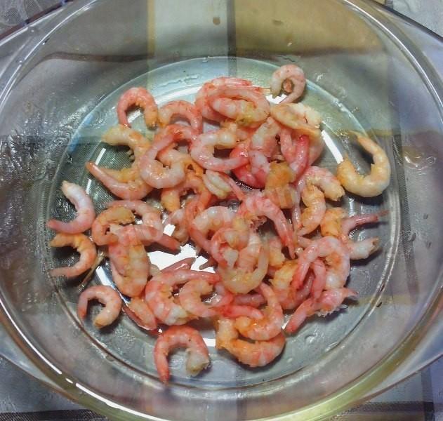Шаг 2 приготовления Креветки в томатном соусе с шампиньонами