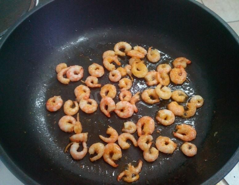 Шаг 3 приготовления Креветки в томатном соусе с шампиньонами