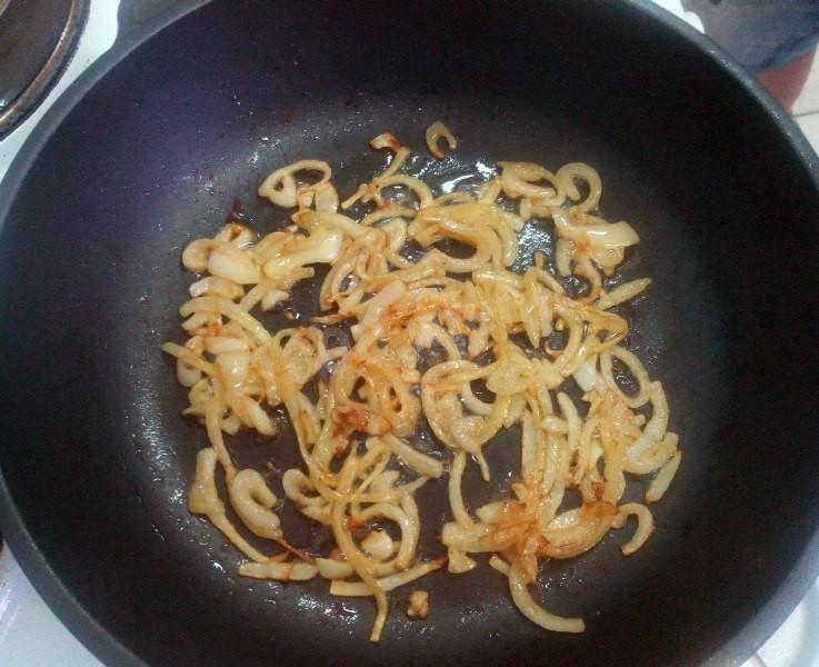 Шаг 4 приготовления Креветки в томатном соусе с шампиньонами
