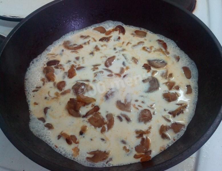 Шаг 6 приготовления Креветки в томатном соусе с шампиньонами