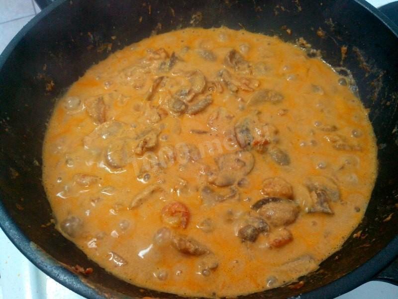 Шаг 7 приготовления Креветки в томатном соусе с шампиньонами