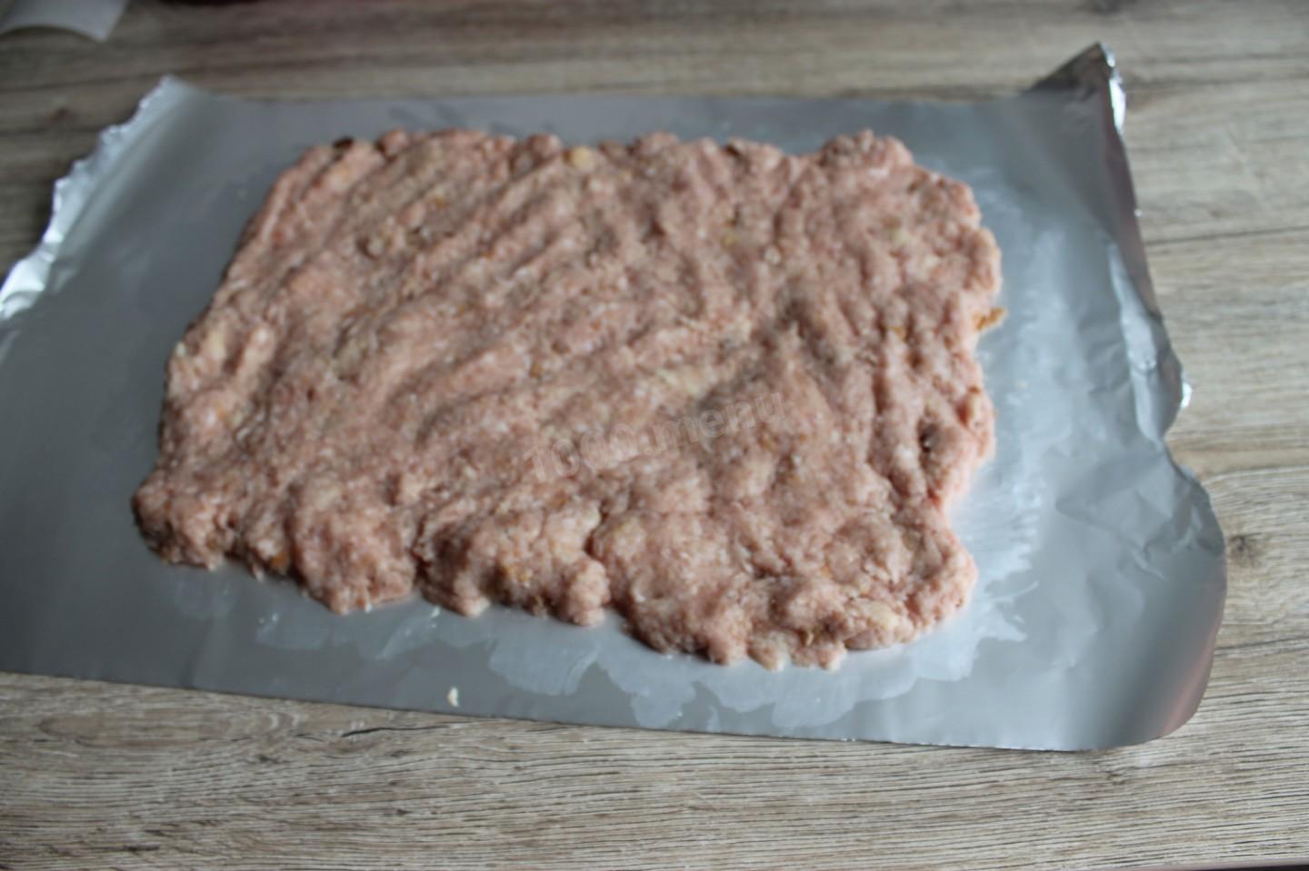 Шаг 7 приготовления Мясной рулет из свиного фарша с шампиньонами в духовке