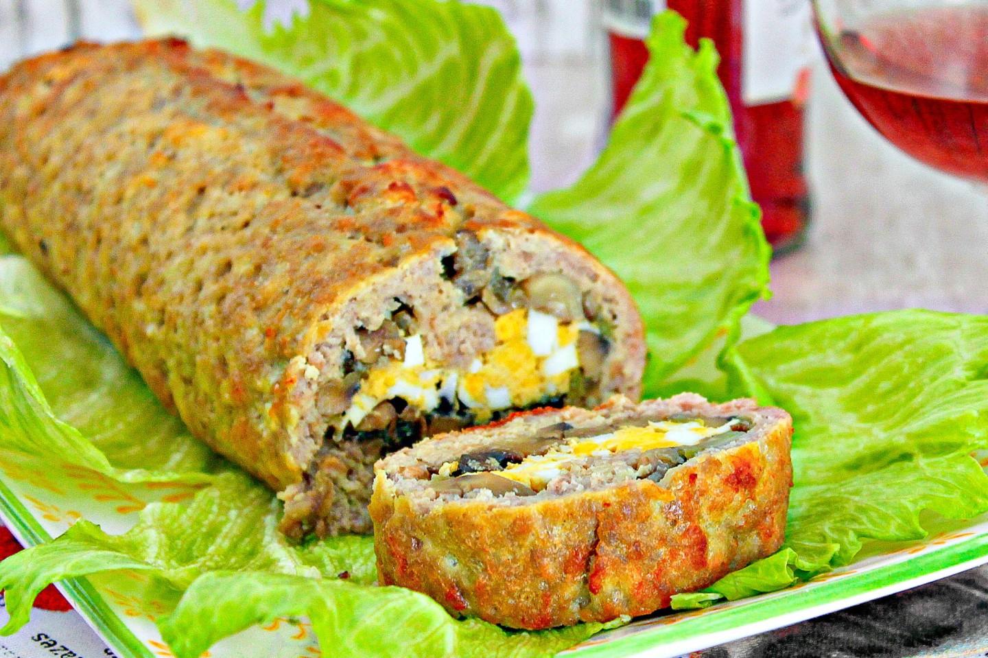 Обложка рецепта Мясной рулет из свиного фарша с шампиньонами в духовке