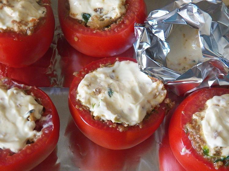 Шаг 20 приготовления Запеченные помидоры с мясом в фольге