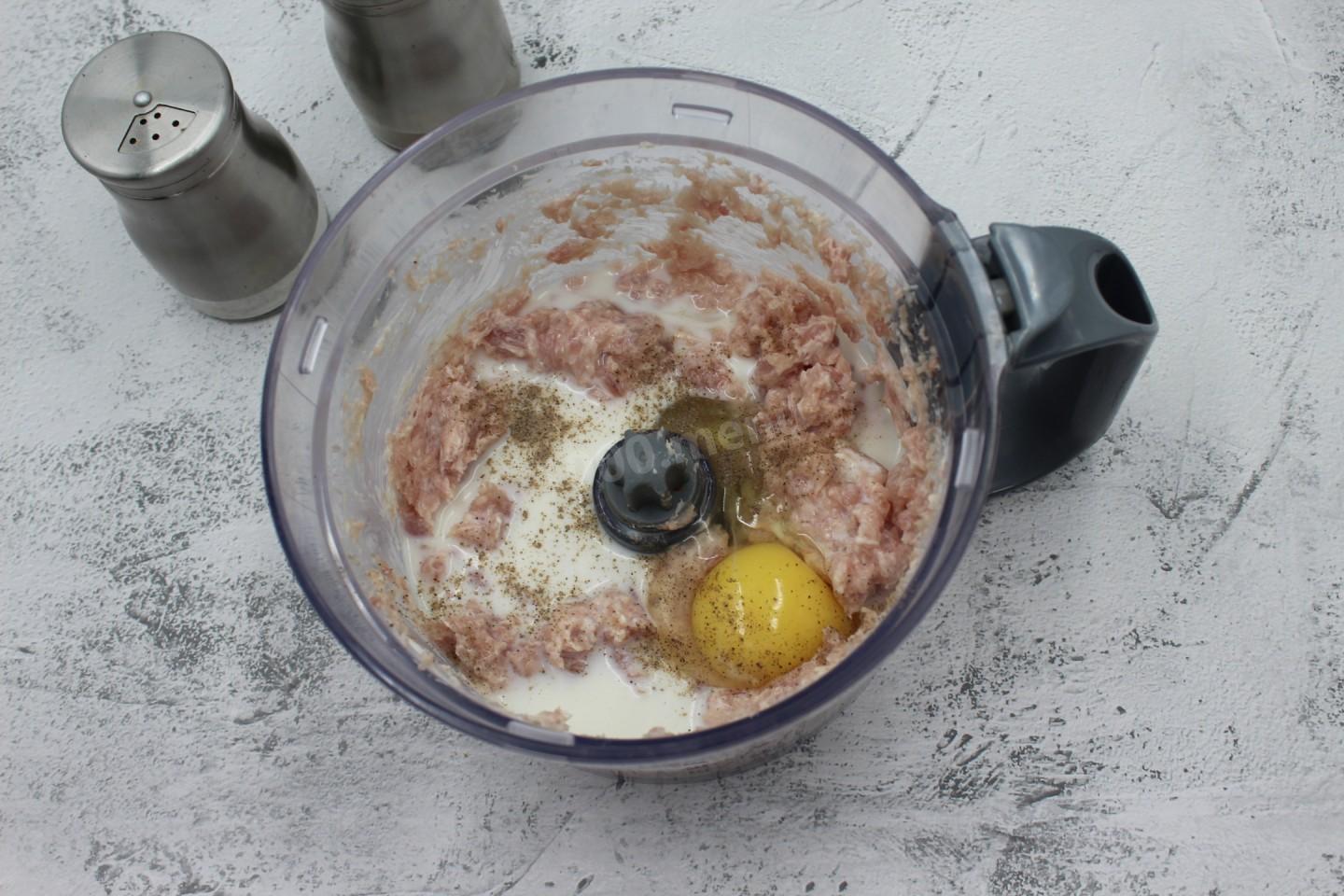 Шаг 4 приготовления Колбаски из куриных бедрышек со сливочным сыром