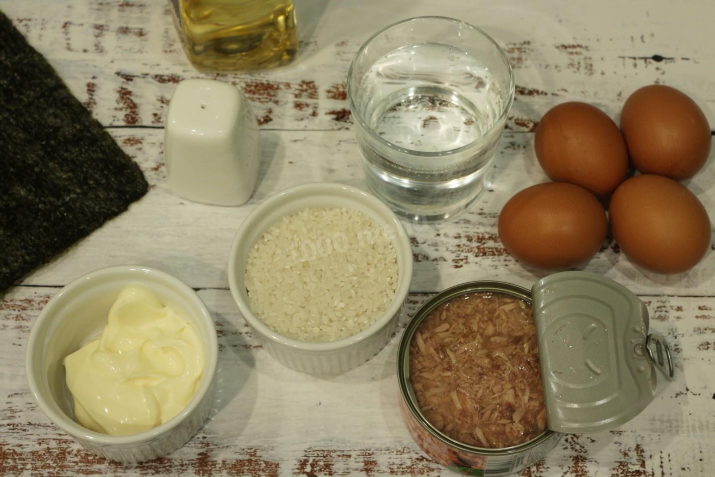 Шаг 1 приготовления Яичные рулетики с рисом и тунцом