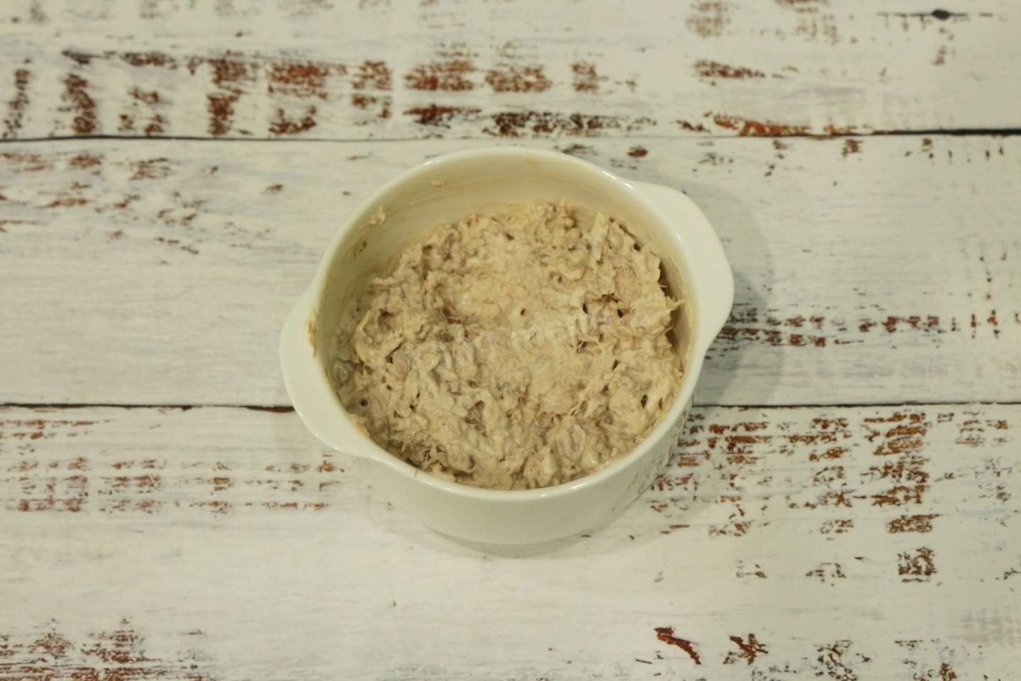 Шаг 4 приготовления Яичные рулетики с рисом и тунцом