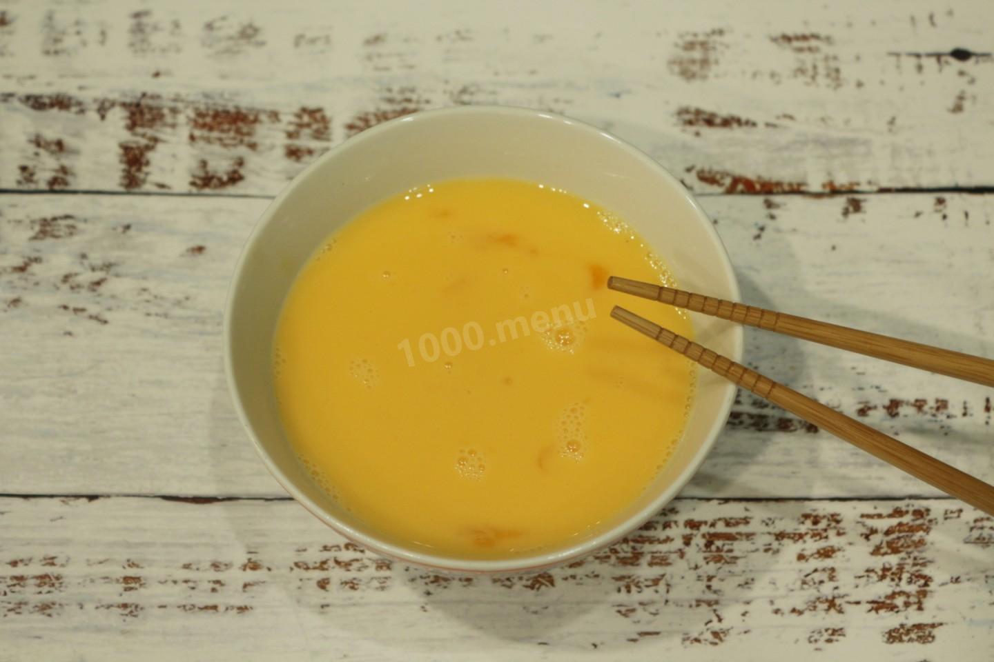 Шаг 5 приготовления Яичные рулетики с рисом и тунцом