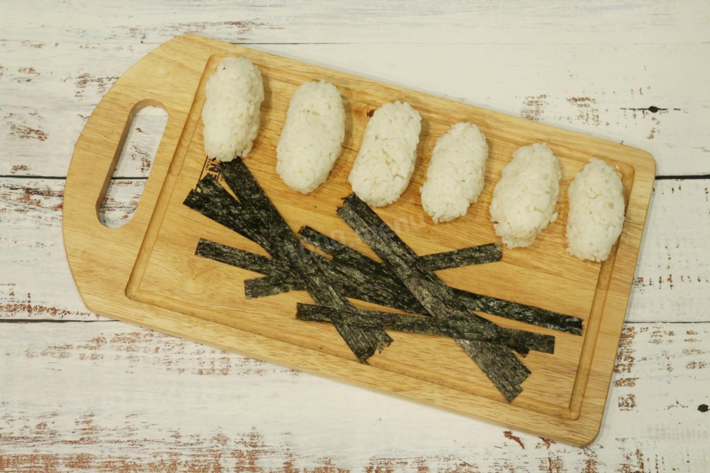 Шаг 7 приготовления Яичные рулетики с рисом и тунцом
