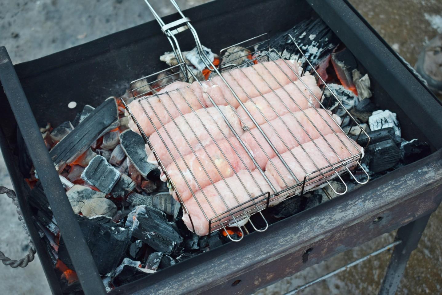 Шаг 8 приготовления Мясные рулеты на углях