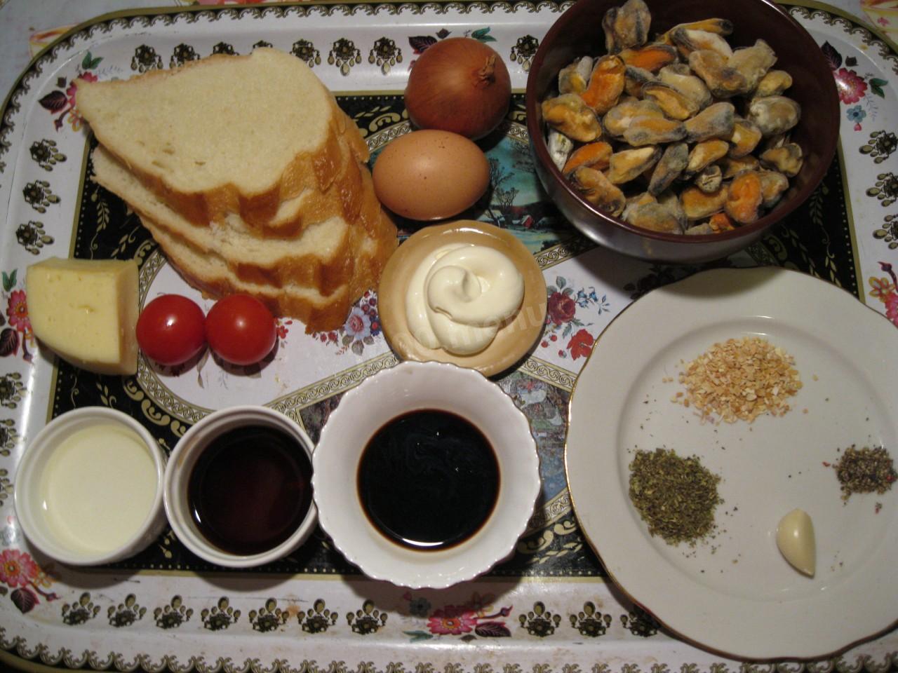 Шаг 1 приготовления Маринованные мидии, запеченные под сыром на чесночном хлебе