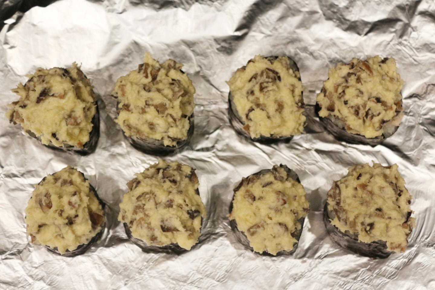 Шаг 10 приготовления Запеченные куриные роллы под сырной шапочкой