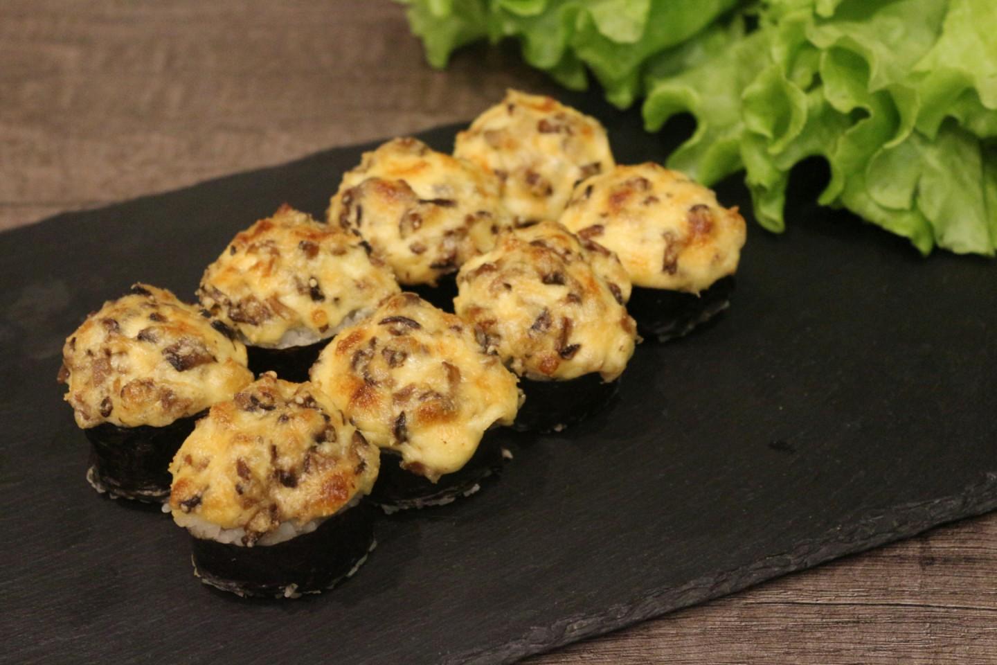 Шаг 12 приготовления Запеченные куриные роллы под сырной шапочкой