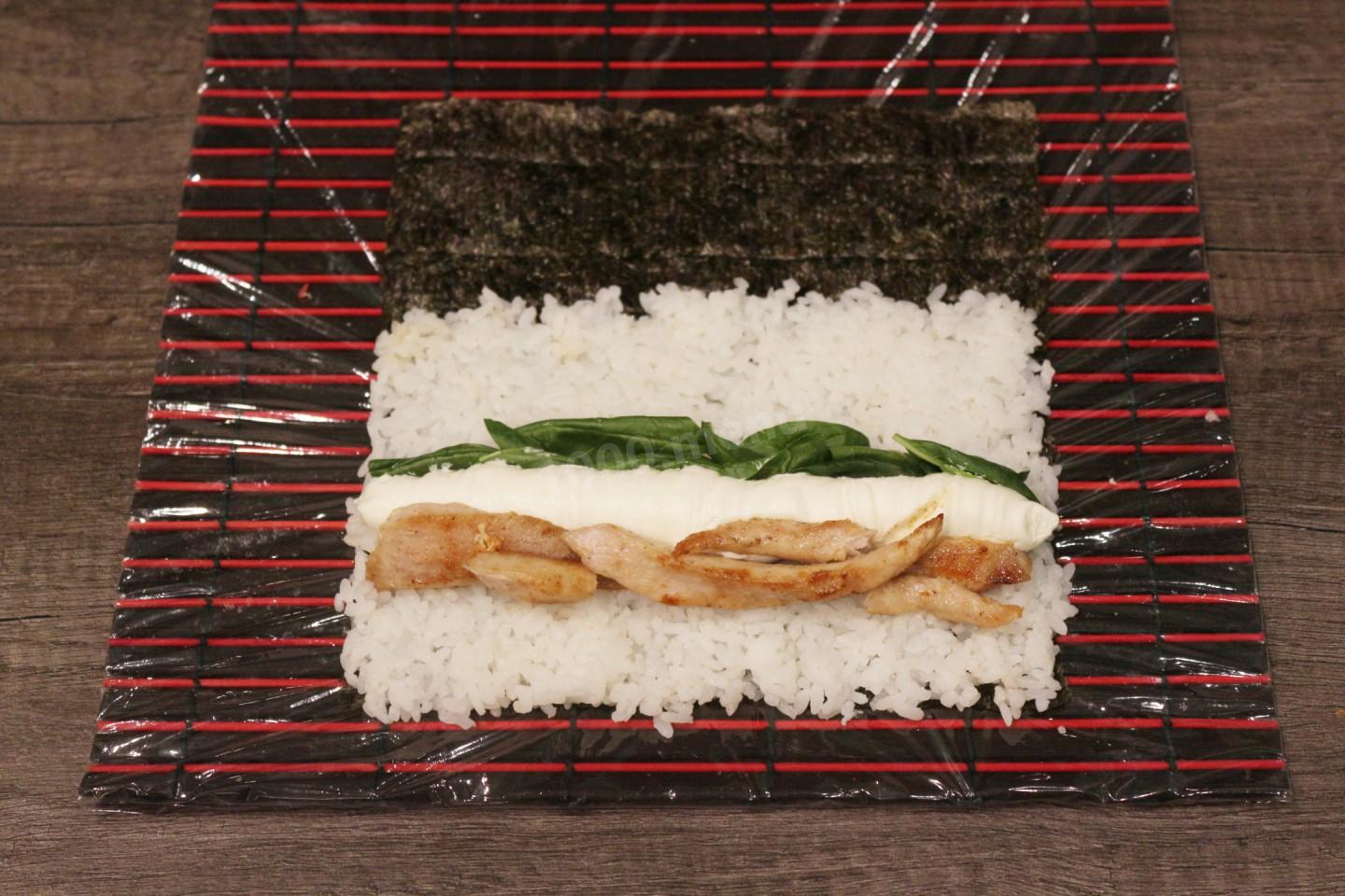 Шаг 7 приготовления Запеченные куриные роллы под сырной шапочкой