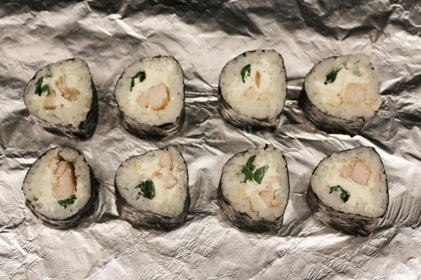 Шаг 9 приготовления Запеченные куриные роллы под сырной шапочкой