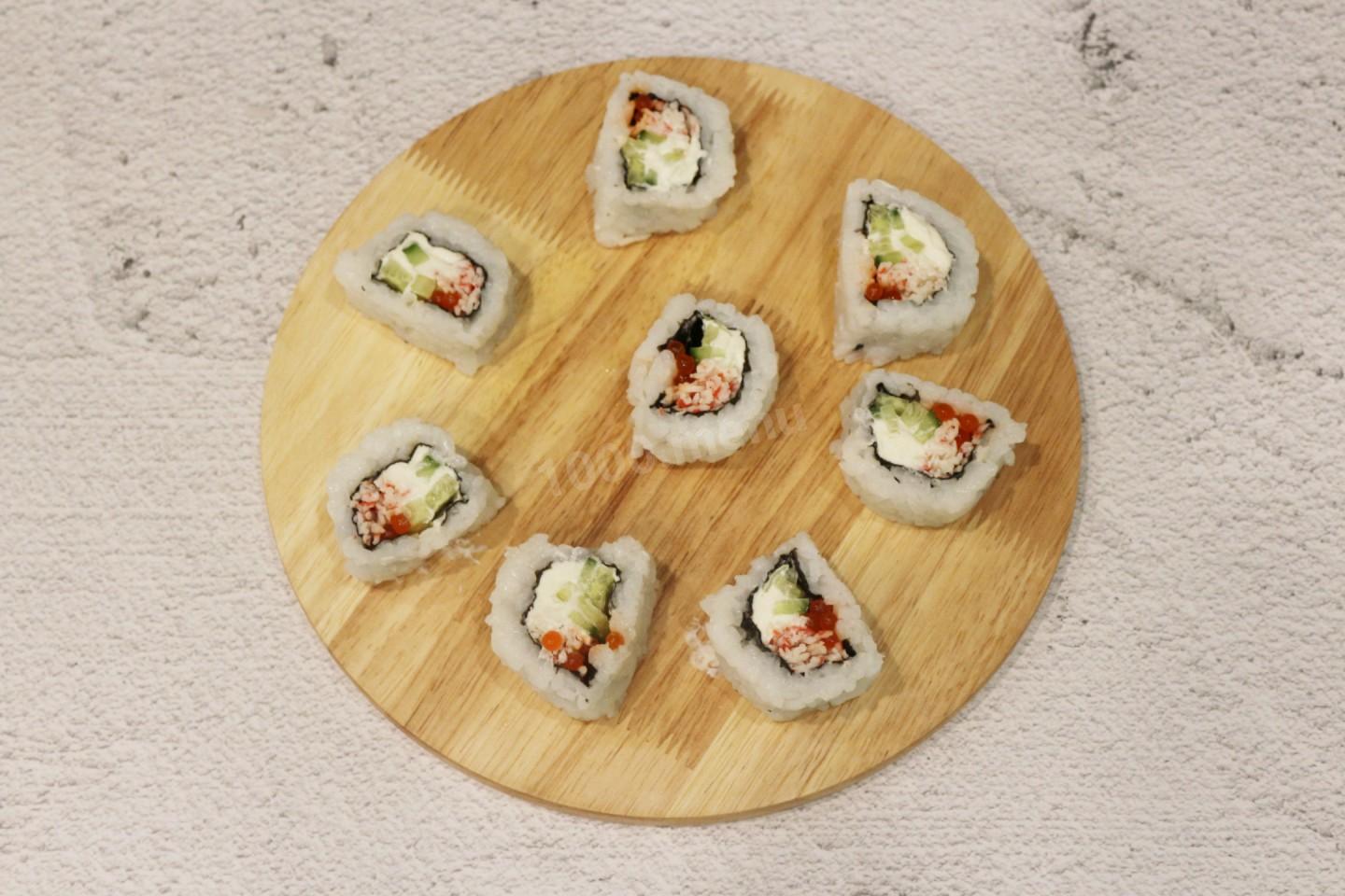 Шаг 11 приготовления Роллы с крабовым мясом и красной икрой