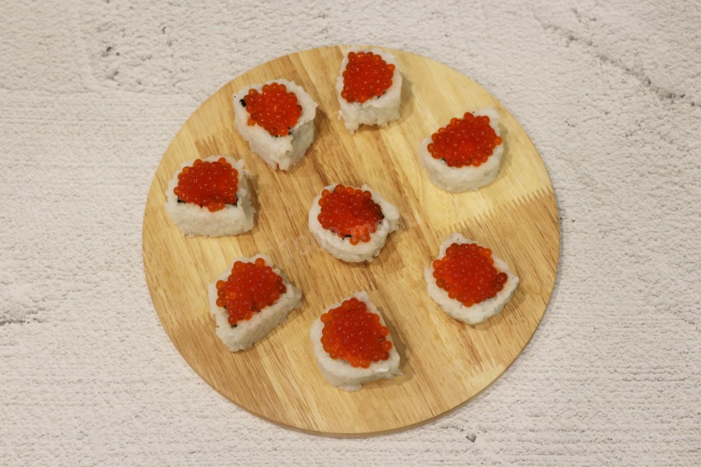 Шаг 12 приготовления Роллы с крабовым мясом и красной икрой