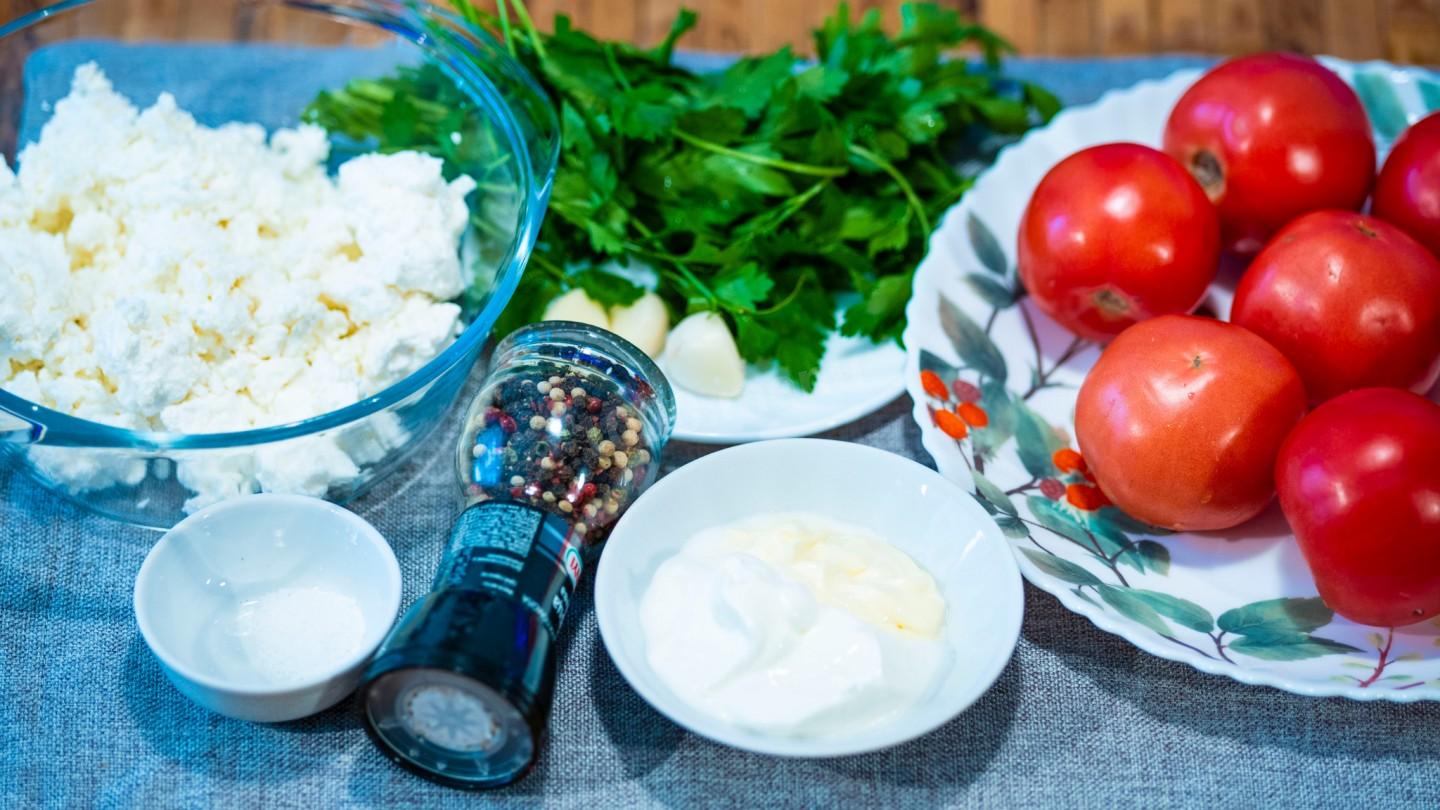 Шаг 1 приготовления Фаршированные творогом сметаной и сыром помидоры