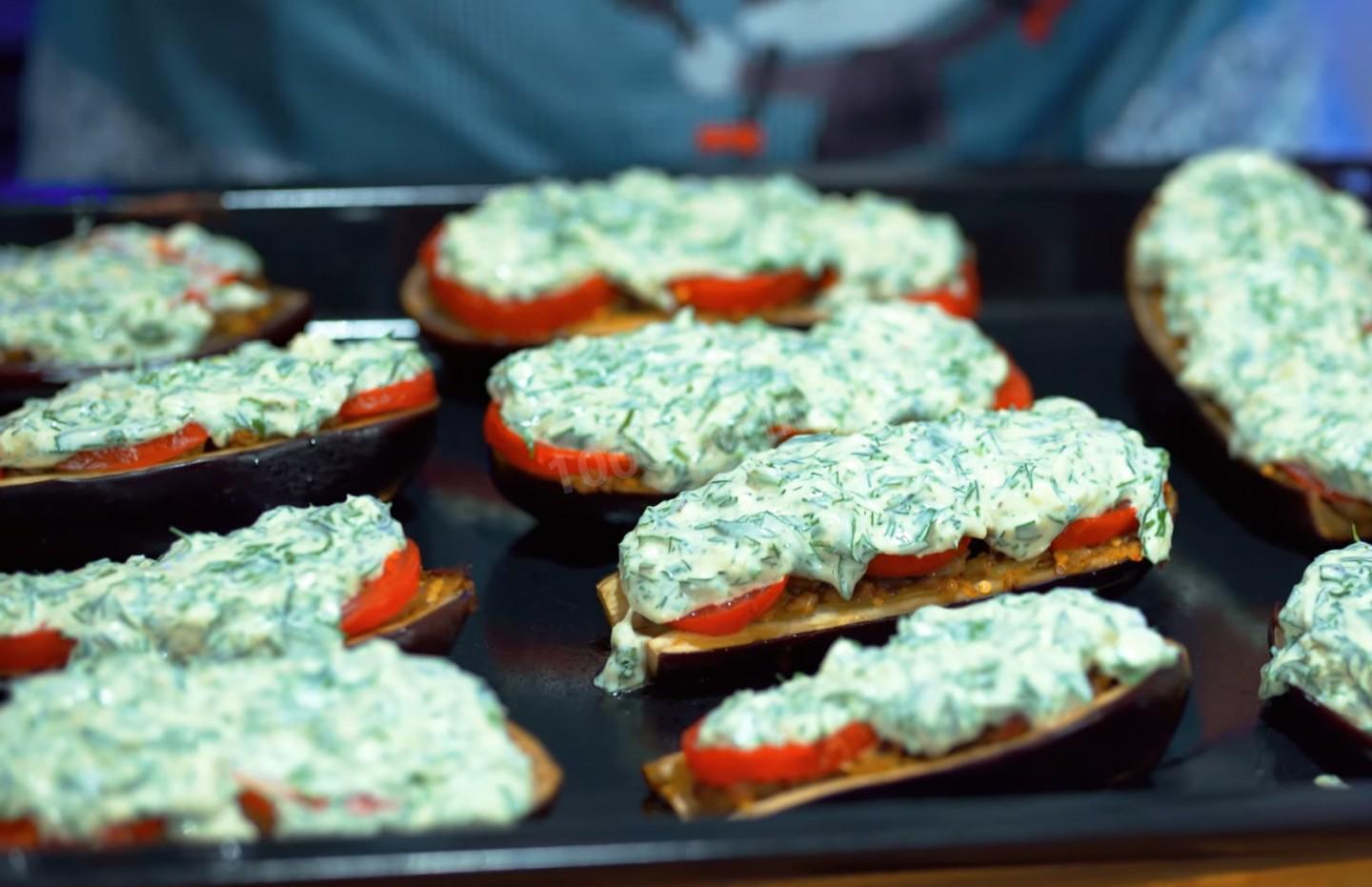 Шаг 23 приготовления Фаршированные мясом баклажаны с томатами в сметанной заливке