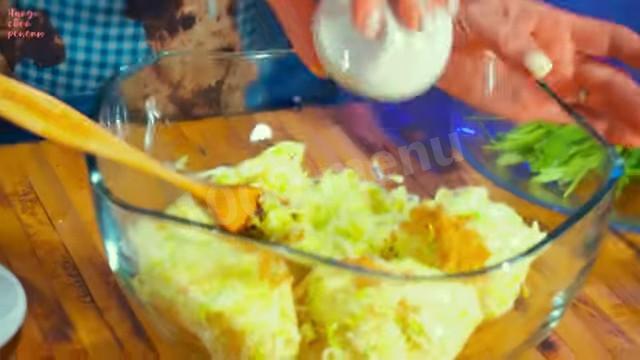 Шаг 7 приготовления Закусочный торт из кабачков с помидорами и зеленью