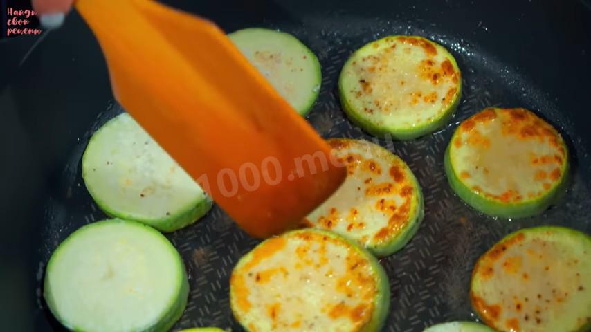 Шаг 11 приготовления Жареные кабачки с чесноком и зеленью
