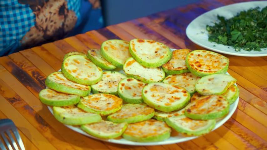 Шаг 12 приготовления Жареные кабачки с чесноком и зеленью