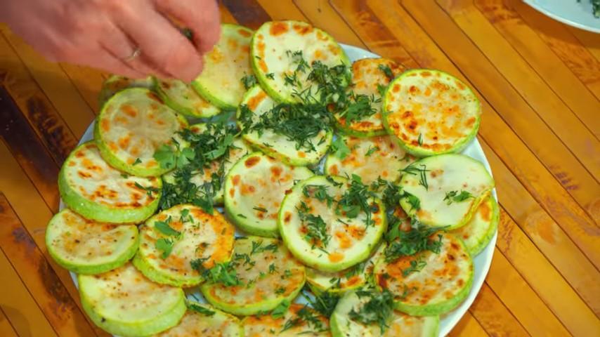 Шаг 13 приготовления Жареные кабачки с чесноком и зеленью