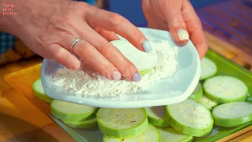 Шаг 6 приготовления Жареные кабачки с чесноком и зеленью