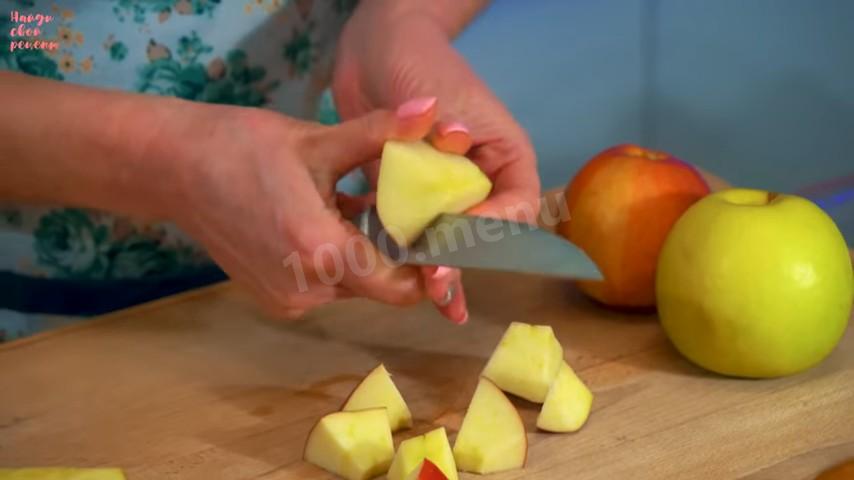 Шаг 2 приготовления Гренки с яблоками в кляре на сковороде