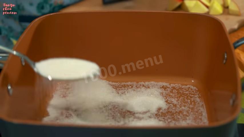 Шаг 3 приготовления Гренки с яблоками в кляре на сковороде