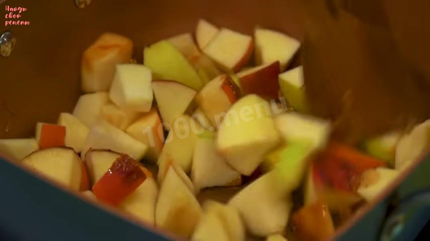 Шаг 4 приготовления Гренки с яблоками в кляре на сковороде
