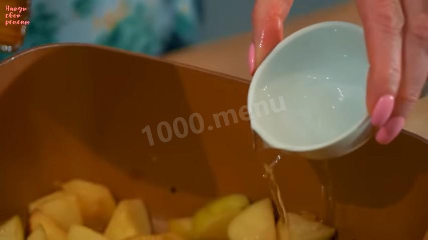 Шаг 5 приготовления Гренки с яблоками в кляре на сковороде