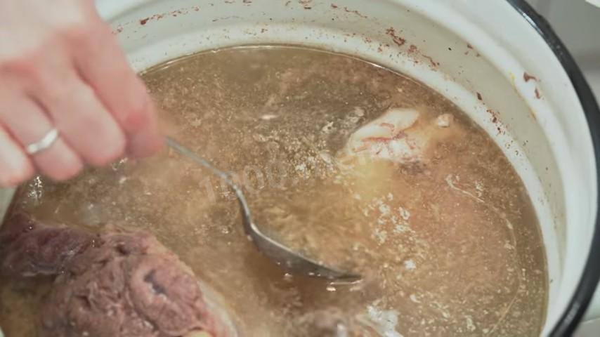 Шаг 4 приготовления Прозрачный холодец из сборного мяса