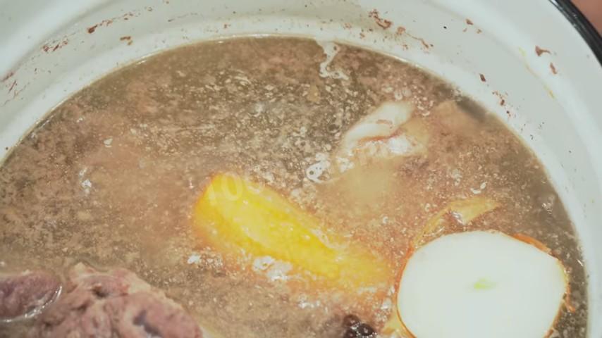 Шаг 5 приготовления Прозрачный холодец из сборного мяса