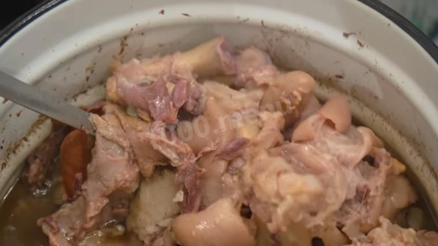 Шаг 7 приготовления Прозрачный холодец из сборного мяса