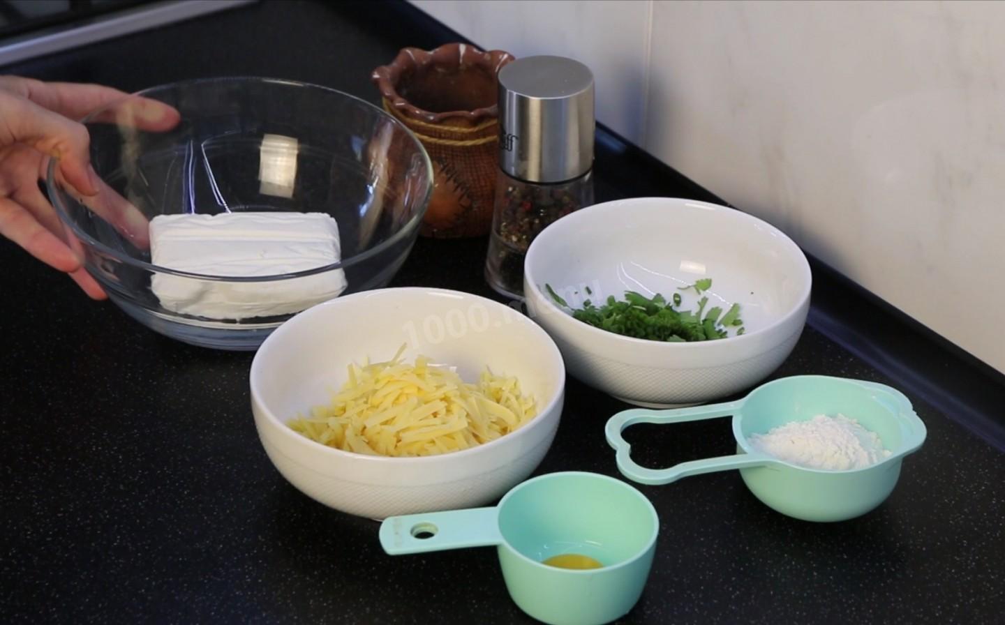Шаг 1 приготовления Сырники с сыром и зеленью