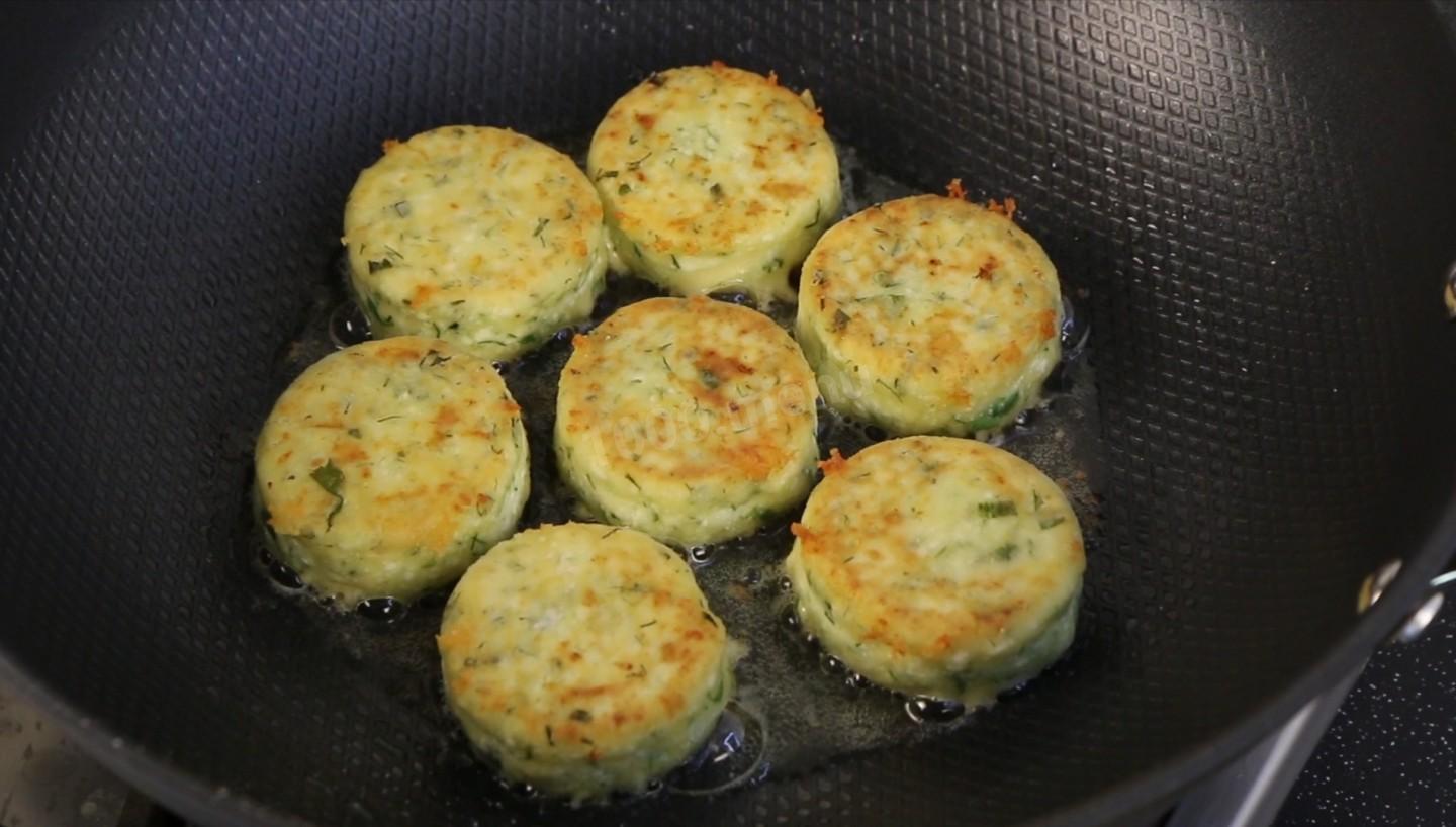 Шаг 10 приготовления Сырники с сыром и зеленью