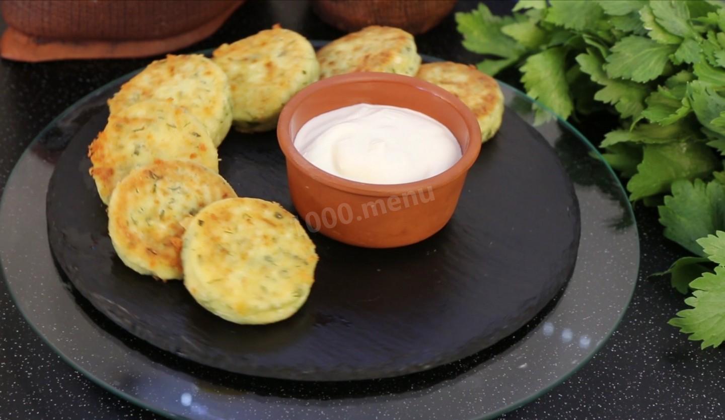 Шаг 11 приготовления Сырники с сыром и зеленью