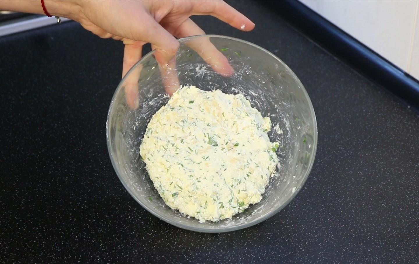 Шаг 2 приготовления Сырники с сыром и зеленью