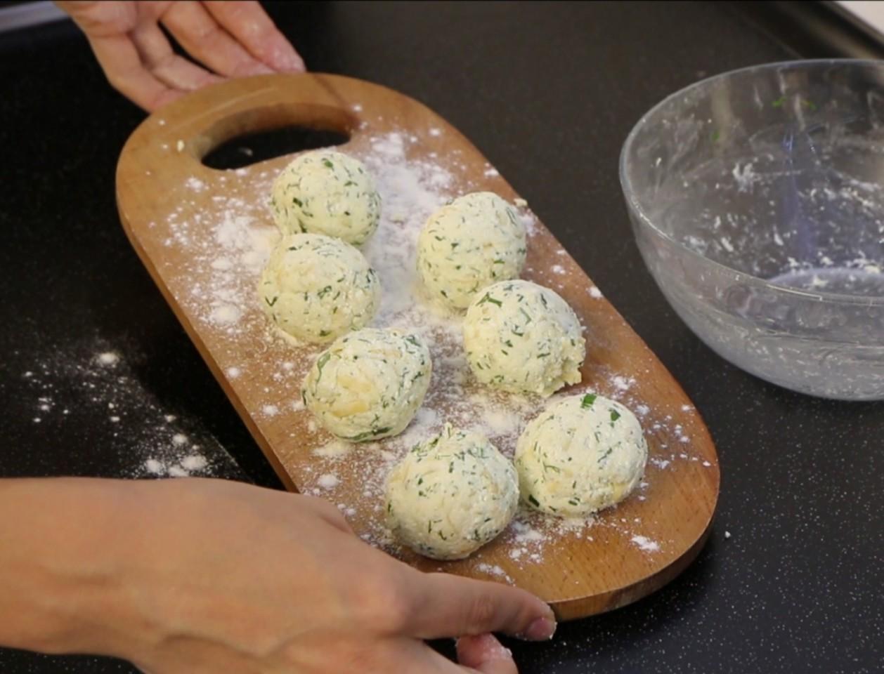 Шаг 3 приготовления Сырники с сыром и зеленью