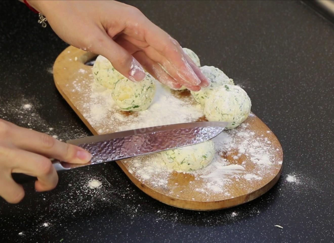 Шаг 4 приготовления Сырники с сыром и зеленью