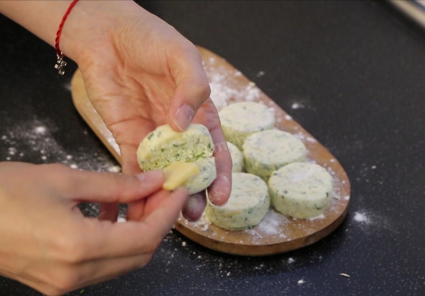 Шаг 7 приготовления Сырники с сыром и зеленью