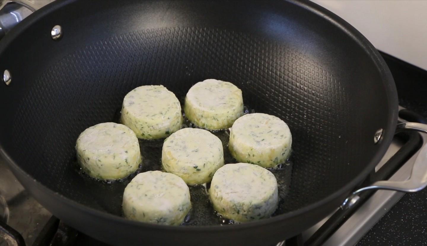 Шаг 9 приготовления Сырники с сыром и зеленью