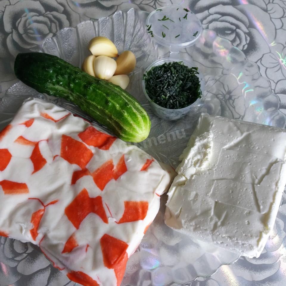 Шаг 1 приготовления Паштет из творога с огурцами и крабовыми палочками